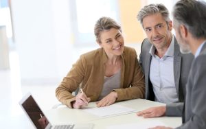 Mature couple signing financial contract at the bank 20 inzichten in 20 jaar Scheidingsplanner